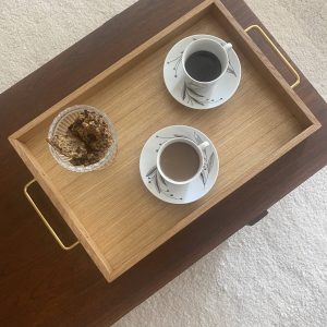 Tammesta valmistettu tarjotin messinki kahvoilla